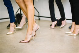 Philippines cấm bắt buộc nữ nhân viên phải mang giày cao gót tại công sở 