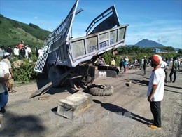 Bình Định: Xe tải va chạm với tàu hỏa, một người bị thương nặng