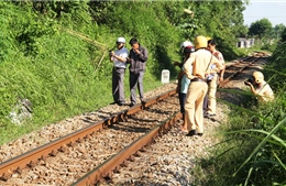 Phóng qua đường sắt, một phụ nữ bị kéo lê hàng chục mét và tử vong