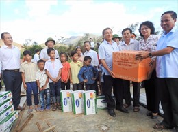 Vinamilk dành tặng 110.000 ly sữa cho trẻ em vùng lũ Hà Tĩnh và Quảng Bình