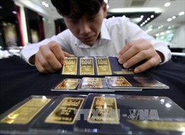 Giá vàng thế giới chạm mức thấp nhất trong một tháng