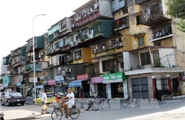 Hà Nội: Chung cư cũ sắp sập, người dân vẫn không chịu di dời