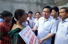 Phó Thủ tướng Vương Đình Huệ động viên, tặng quà cho người dân vùng tâm bão Hà Tĩnh