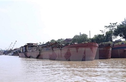 Hưng Yên: Bắt giữ 4 tàu hút cát trái phép trên sông Hồng 