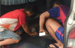 Chở khách sang Campuchia đánh bạc rồi mua thuốc lá lậu chuyển về