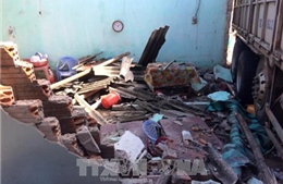 Quảng Ngãi: Xe tải mất lái tông sập 4 nhà dân 