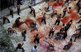 Rùng mình xem video tín đồ Hồi giáo Shiite tự tra tấn đẫm máu