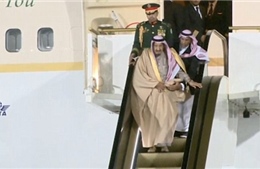 Quốc vương Saudi Arabia &#39;kẹt cứng&#39; trên chiếc thang máy vàng khi đến Moskva