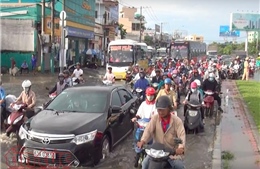 TP Hồ Chí Minh: Mưa lớn kéo dài, giao thông trên nhiều tuyến đường bị ùn ứ