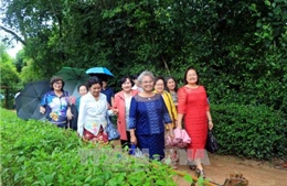 Đoàn cựu giáo viên kiều bào tại Thái Lan về thăm quê Bác