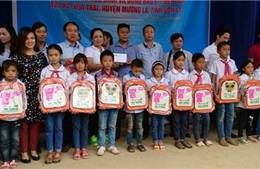 Trao quà cho học sinh và đồng bào bị thiên tai xã Hua Trai