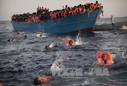 Tàu quân sự Tunisia va thuyền chở người di cư, nhiều người thiệt mạng