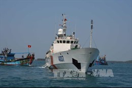 Quảng Ninh cứu hộ tàu cá bị hỏng máy trôi dạt trên biển 