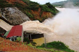 Mưa lớn gây vỡ đập, sạt lở đất lấp nhà dân tại Hà Tĩnh