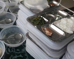 Thanh Hóa: Kiểm tra suất ăn bán trú 19.000 đồng chỉ có miếng cá và rau  