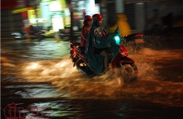 TP Hồ Chí Minh mưa lớn, nhiều tuyến đường chìm trong biển nước