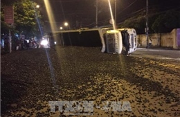 Quảng Ninh: Gãy cầu trục, xe chở than bị lật trên Quốc lộ 18