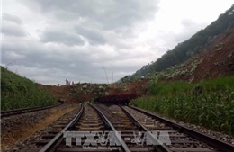Thông tuyến đường sắt Hà Nội – Lào Cai sau sự cố sạt lở lấp tàu