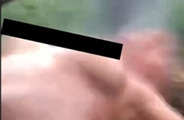 Cái kết thảm của nữ du khách thò đầu ra khỏi cửa ô tô đang chạy 
