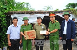 Công an tỉnh Ninh Bình tặng quà cho người dân vùng lũ