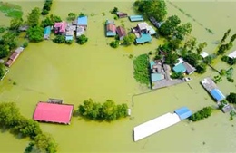 Động viên, giúp đỡ người dân vùng lũ lụt khắc phục hậu quả thiên tai