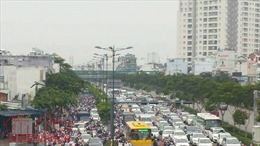 Hàng ngàn xe máy, ô tô chen nhau trên đại lộ đẹp nhất TP Hồ Chí Minh