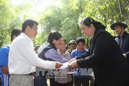 Phó Chủ tịch Quốc hội Tòng Thị Phóng thăm hỏi đồng bào vùng lũ Hòa Bình