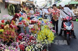 Thị trường quà tặng ngày Phụ nữ Việt Nam sôi động