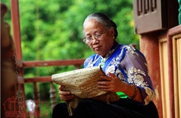 Nữ nghệ nhân nặng lòng với chữ Thái cổ 