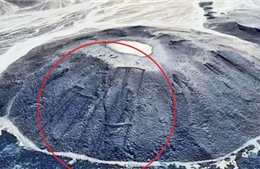 Những &#39;cánh cửa cổ đại&#39; bí ẩn bên núi lửa tại Saudi Arabia