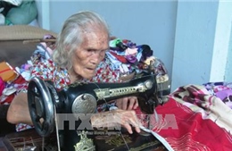  Cụ bà 93 tuổi lụi cụi may chăn tặng người nghèo 