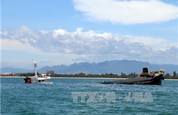 Va chạm liên hoàn, sà lan chở hơn 1.300 tấn than bị chìm trên biển