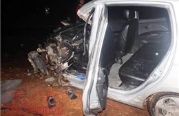 Taxi đối đầu xe khách trong đêm, 3 người bị thương nặng