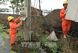 Hà Nội cơ bản cấp điện trở lại cho người dân bị ngập lụt