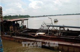 Hưng Yên bắt 4 tàu khai thác cát trái phép trên sông Hồng 