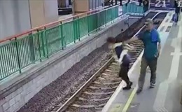 Người đàn ông máu lạnh xô ngã nhân viên ga tàu sấp mặt xuống đường ray