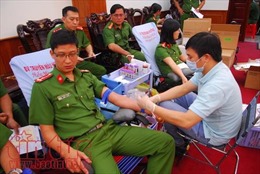 100 cán bộ chiến sĩ công an tham gia hiến máu