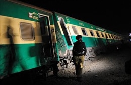 Tàu hỏa tốc hành tại Pakistan bị đánh bom 