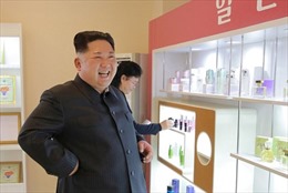 Ông Kim Jong-un đưa vợ đi thăm nhà máy mỹ phẩm