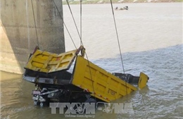  Va chạm với xe máy, ô tô tải 11 tấn lao xuống sông Kinh Thầy
