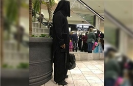 Hoá trang khủng bố IS đi Halloween, người đàn ông khiến cả trung tâm thương mại phát hoảng