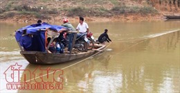 Thót tim níu dây, chèo thuyền đưa học sinh qua sông