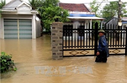 Nhiều tuyến đường và nhà dân ở Phú Yên bị ngập do áp thấp nhiệt đới