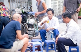 Bắt gặp Chế Linh ngồi ‘trà đá vỉa hè’ ở Hà Nội