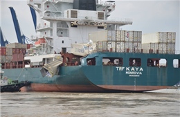 Hai tàu chở container va chạm trên sông Đồng Nai 