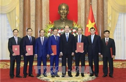 Chủ tịch nước Trần Đại Quang trao quyết định phong hàm Đại sứ cho 5 cán bộ Ngoại giao 