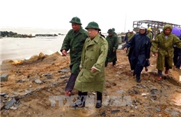 Phó Thủ tướng Trịnh Đình Dũng thị sát công tác phòng chống bão số 12 tại Phú Yên