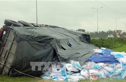 Quảng Nam: Xe tải chở 20 tấn thức ăn gia súc lao xuống ruộng