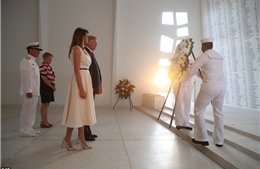 Đặt hoa tưởng niệm tại Trân Châu Cảng, Tổng thống Trump khởi động chuyến công du châu Á đầu tiên