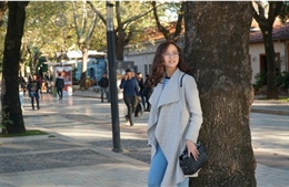 Hoa hậu Quốc tế đầu tiên Khánh Ngân giản dị dạo phố ở Albania